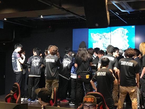 日本战队集体讨论战术