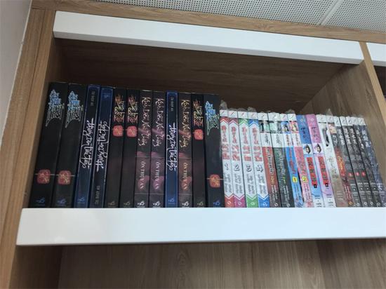 书架上摆满了温巨侠的作品