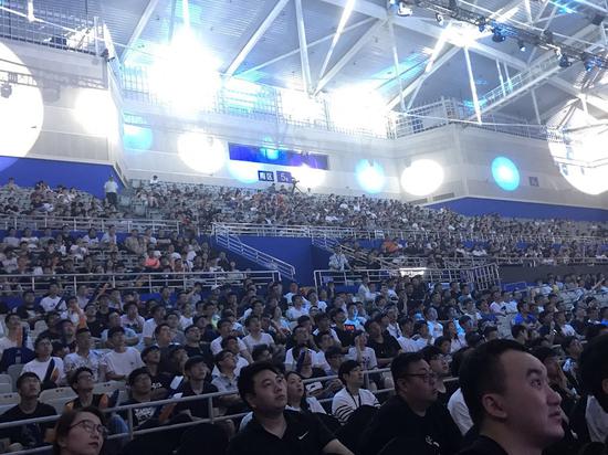 小编现场用手机拍摄的观众席，基本座无虚席