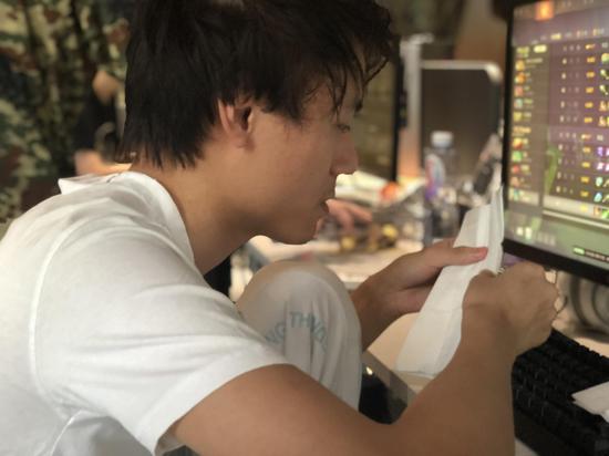 Sylar在训练赛的复盘环节中认真叠纸，以应对下一场恶战