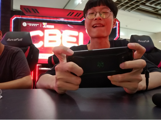 选手使用“黑鲨手机”战的正嗨888