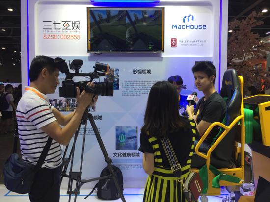 VR过山车玩家现场接受采访