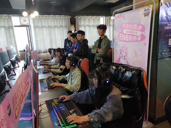 电竞少女惊艳全场