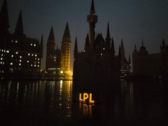 河北最魔法的网红高校——霍格沃兹河北美院分院巨型焰火、创意发光字魔法加持LPL