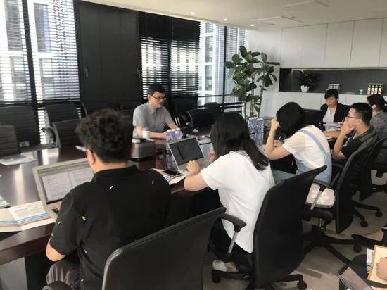 （图为8月16日，公司董事李春以个人名义召开媒体说明会。）