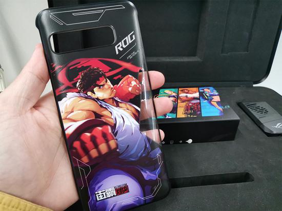 这箱配的手机壳是隆。