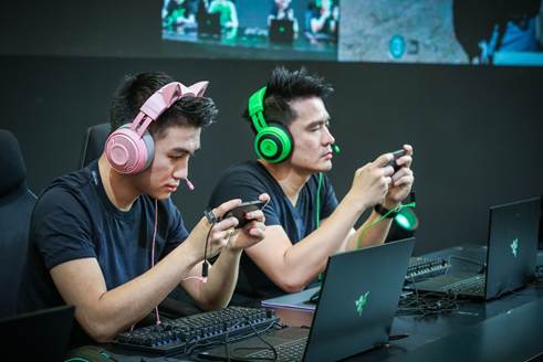 创梦天地首席营销官何猷君与Razer联合创始人兼CEO Min-Liang Tan在E5 Intel 馆 Razer展台现场进行游戏体验