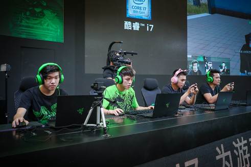 创梦天地首席营销官何猷君、Razer联合创始人兼CEO Min-Liang Tan与Team Razer战队现场进行游戏体验