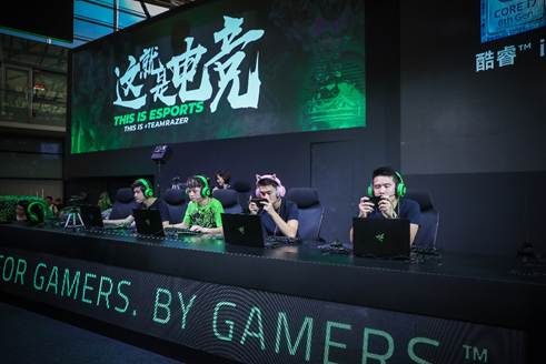 创梦天地首席营销官何猷君、Razer联合创始人兼CEO Min-Liang Tan与Team Razer战队现场进行游戏体验