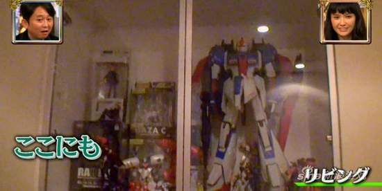 客厅柜子里的各种高达模型