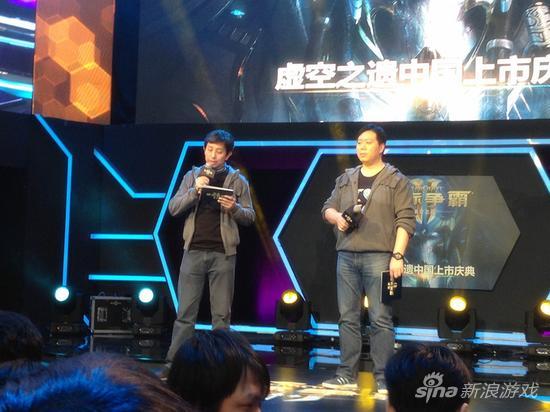 暴雪中国总经理郑鸿升（左）和网易副总裁李日强（右）上台致辞