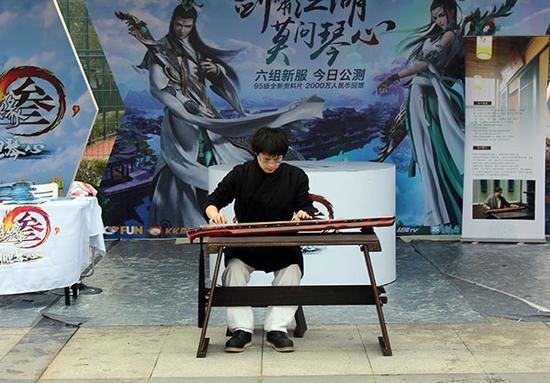 现场演绎古曲《流水》