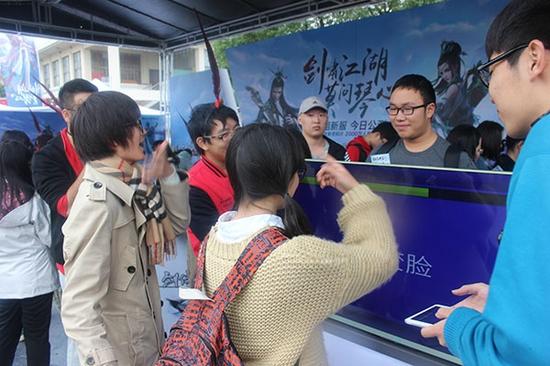 这位女同学在表演是什么脸呢？