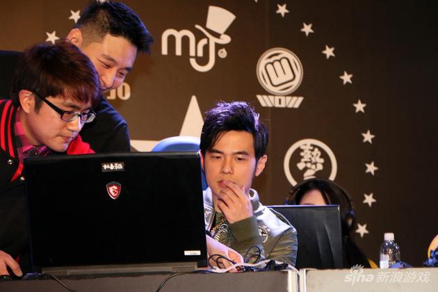 周杰伦现身台湾LOL嘉年华活动，调试机器准备开战