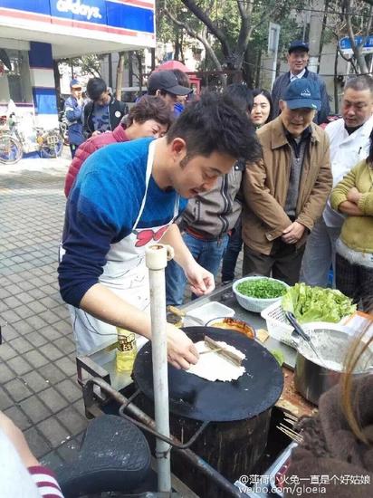 手里捧着窝窝头儿~菜里没有一滴油~