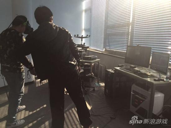 新浪游戏记者在TVR办公室体验HTC Vive，相原说他们的那台电脑价值三万元