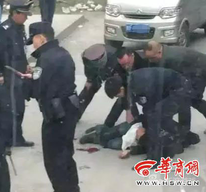 男子嫌女网友避而不见 头戴孝布挥刀连刺大腿