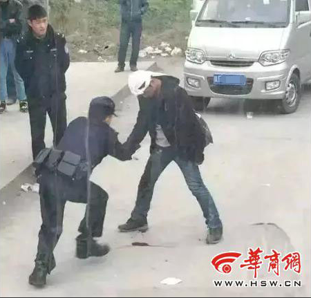 男子嫌女网友避而不见 头戴孝布挥刀连刺大腿