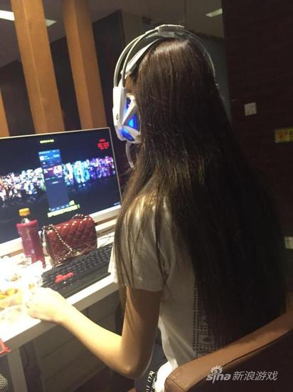 游戏嫩模猫猫雪莉晒私照:最爱lol不想做女主播