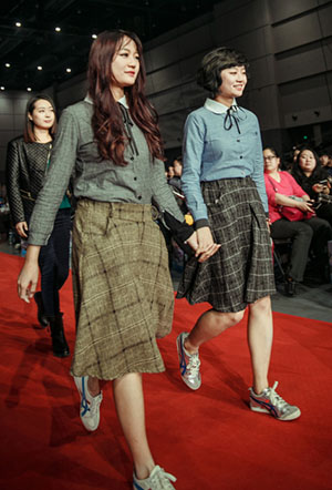 双胞胎姐妹出席“醉江湖狂欢夜”晚会