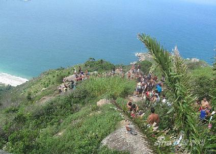 排队的时候发现亲朋好友也在:咦，这么巧啊，你也在排队装逼啊