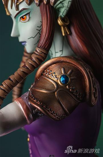 肩甲上面的花纹也十分的精致