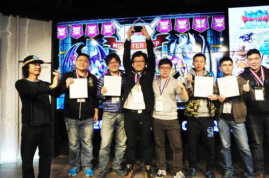 《冠军队伍颁奖照片》