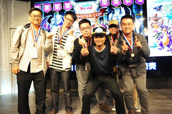 《亚军队伍颁奖照片》