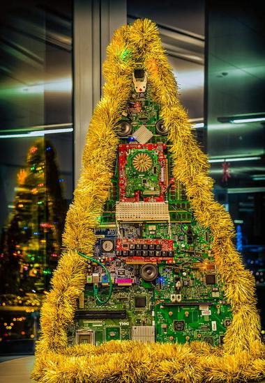 没想到绿色的主板也很适合做成圣诞树呢