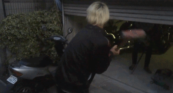 少年报复父亲砸其ps4