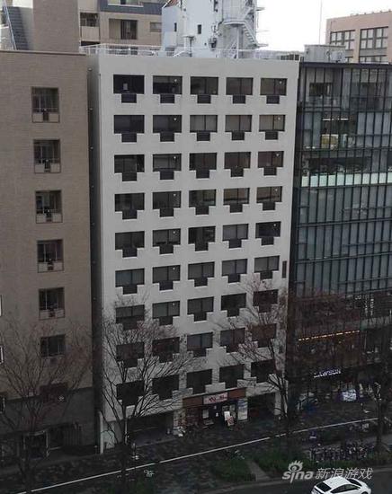 旁边的是插电话线的