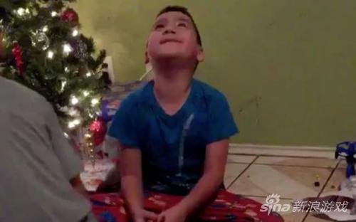 男孩发现礼物是美国职业摔角(WWE)的游戏碟，脸上先露出兴奋神色，正想站起来欢呼，但突然脸色变为失望愤怒。