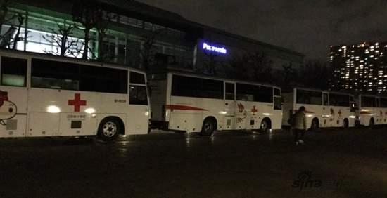 大量的捐血车从晚上就开始等各位宅宅了