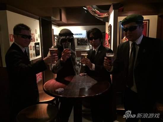 与保镖们享受夜生活