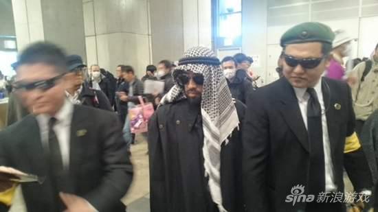 穿梭会场的石油王