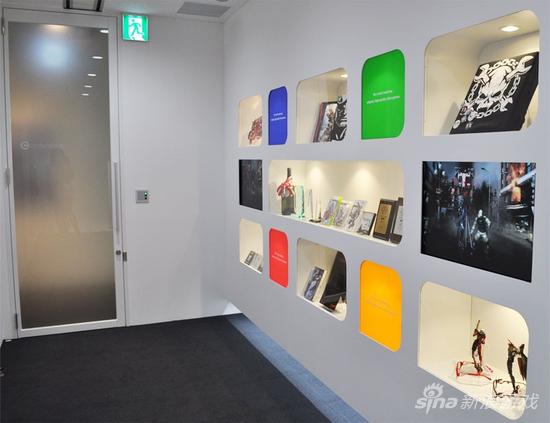 白金工作室的等候室地面印着旗下各款游戏的名称以及发售日期