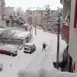 夏天，吹风；冬天，滑雪。