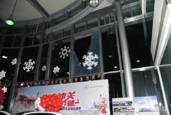 网吧老板带人打砸玻璃