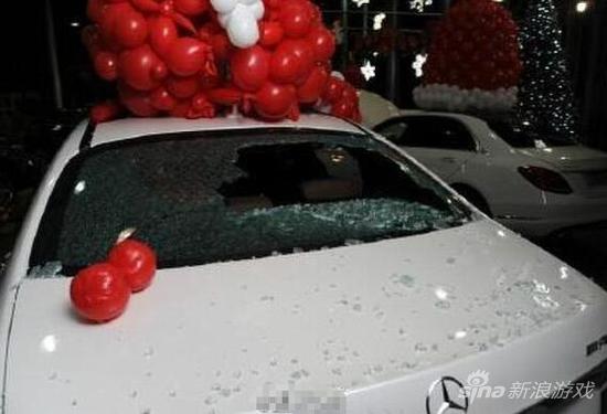 轿车玻璃被砸碎