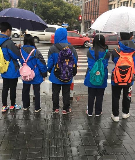 冷冷的冰雨在脸上胡乱的拍