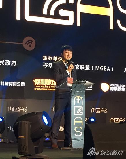 新浪游戏事业部副总经理杨振主持高峰会议