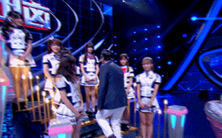 要是我身边也有这样一群青春少女这样围着，表情可能更糟糕。