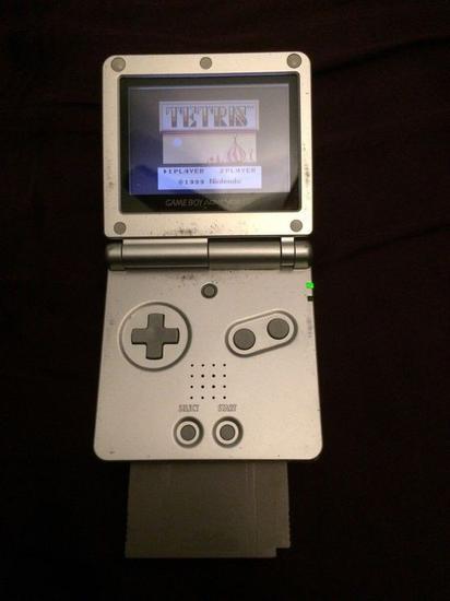 一台放置10年的GBASP如今仍能正常运行游戏