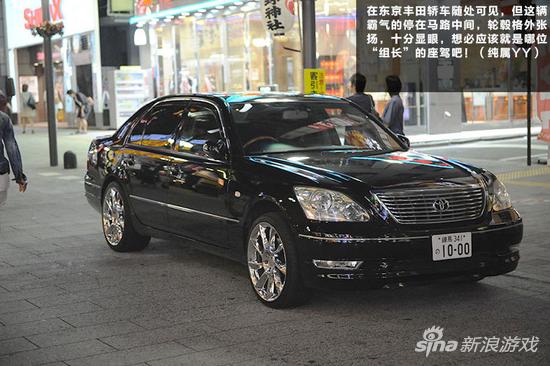 敢这样停在马路中间，车主的身份也就不言自明了