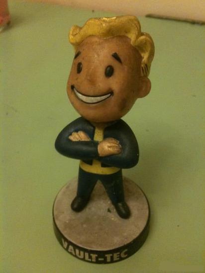 这个图片是有故事的……

上传者的家中起了大火，很多手办都被烧掉了，但还有一些存活了下来，包括这个避难所小子。

看起来更废土范了，不是么?