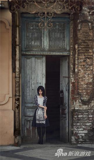 异国美女Cos暗黑风爱丽丝