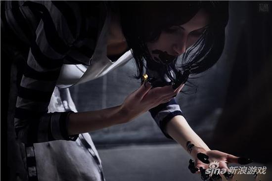 异国美女Cos暗黑风爱丽丝