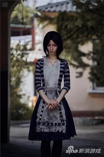 异国美女Cos暗黑风爱丽丝