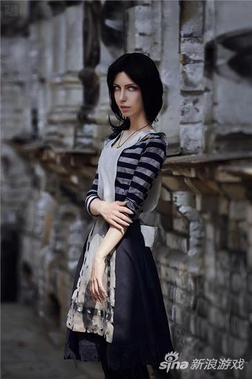 异国美女Cos暗黑风爱丽丝