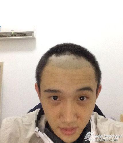 "削发明志"? 死亡宣告直播用剃须刀理发